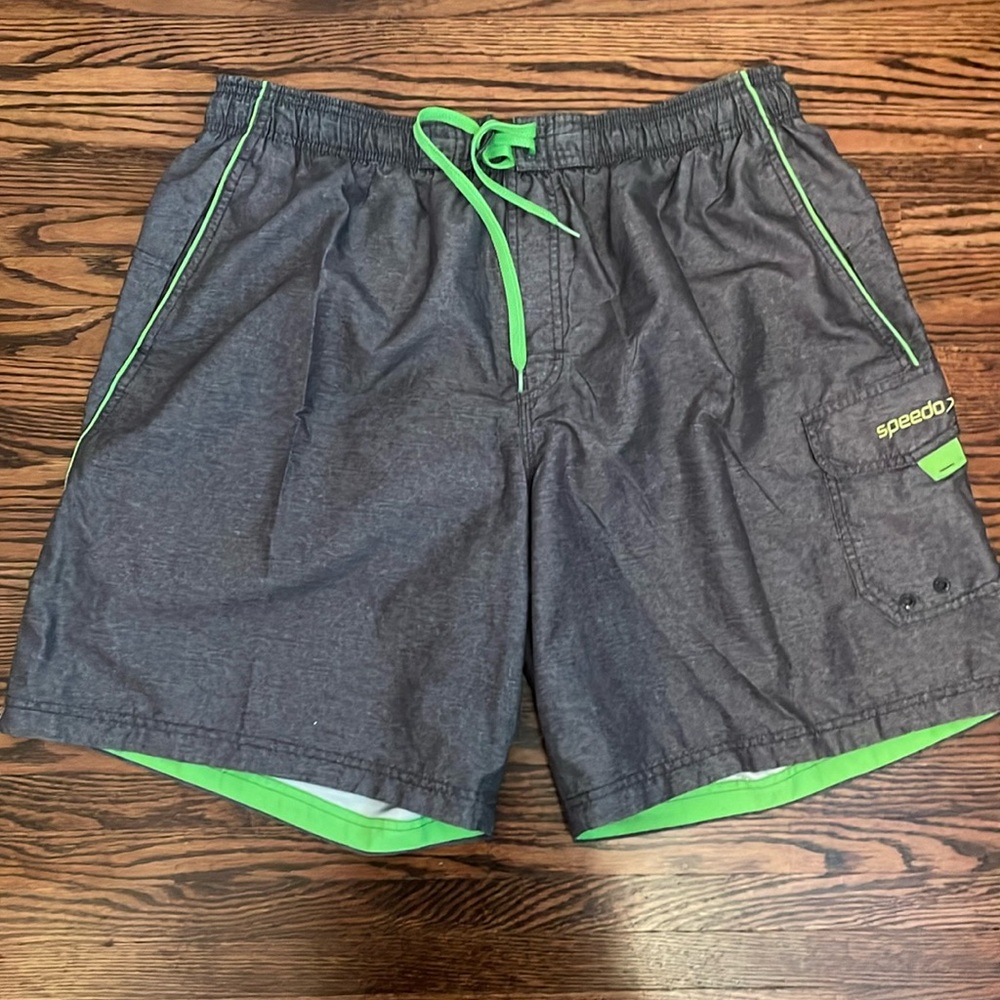 Men’s Speedo bathing suit xl size. In like new condition. Grey/green.
